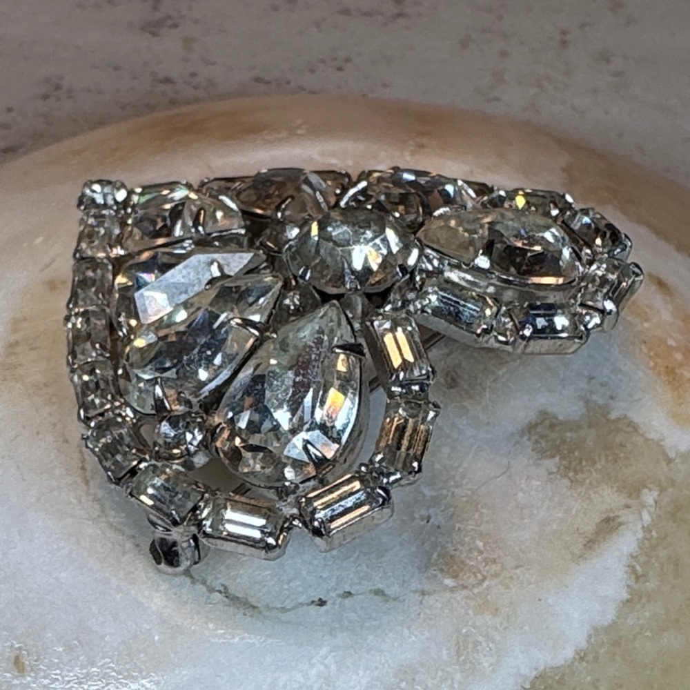 Albert Weiss vintage rhinestone-encrusted heart-shaped brooch. - Picture 4 of 12
